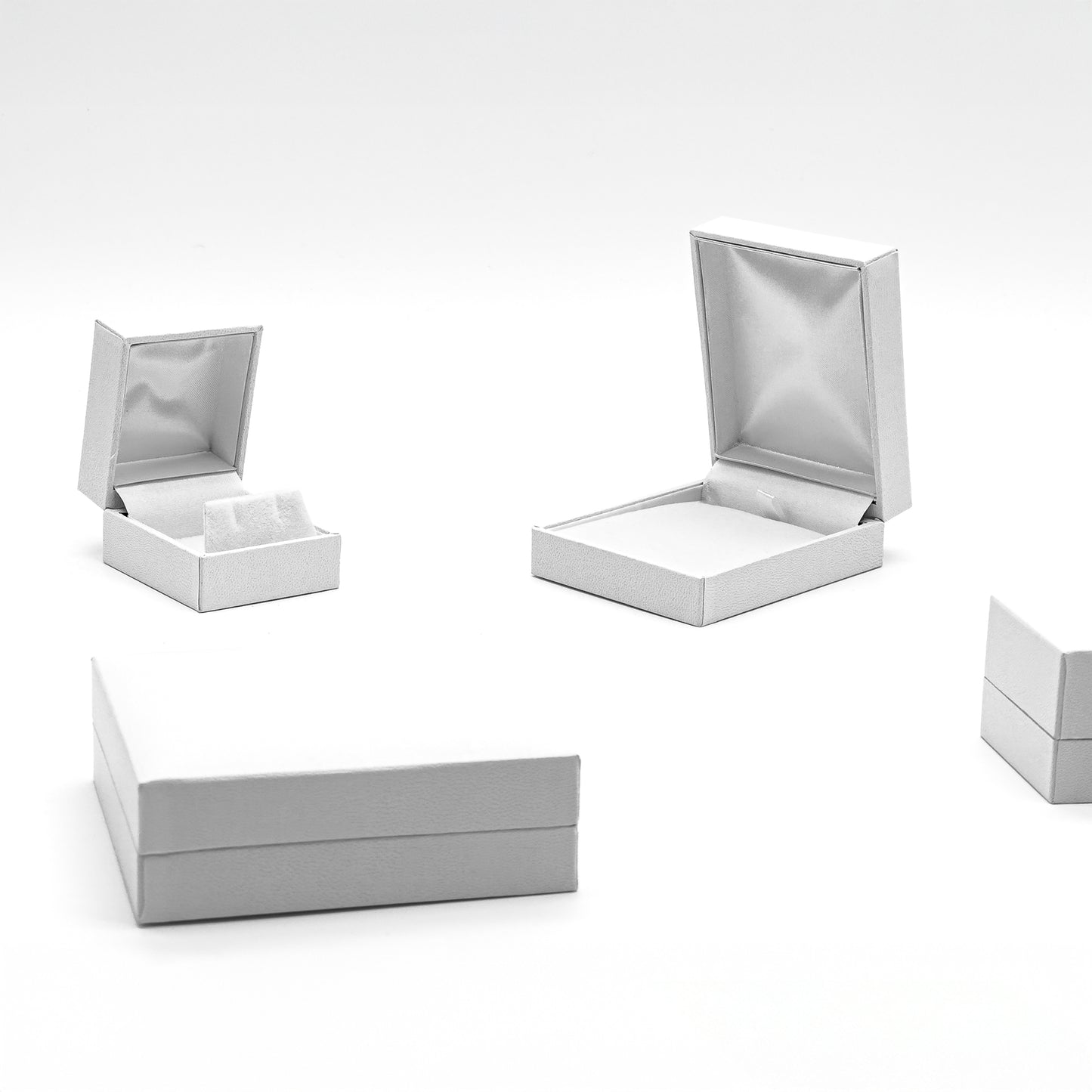 Milano Pristine | White Leatherette Bracelet Case (Pack of 12)